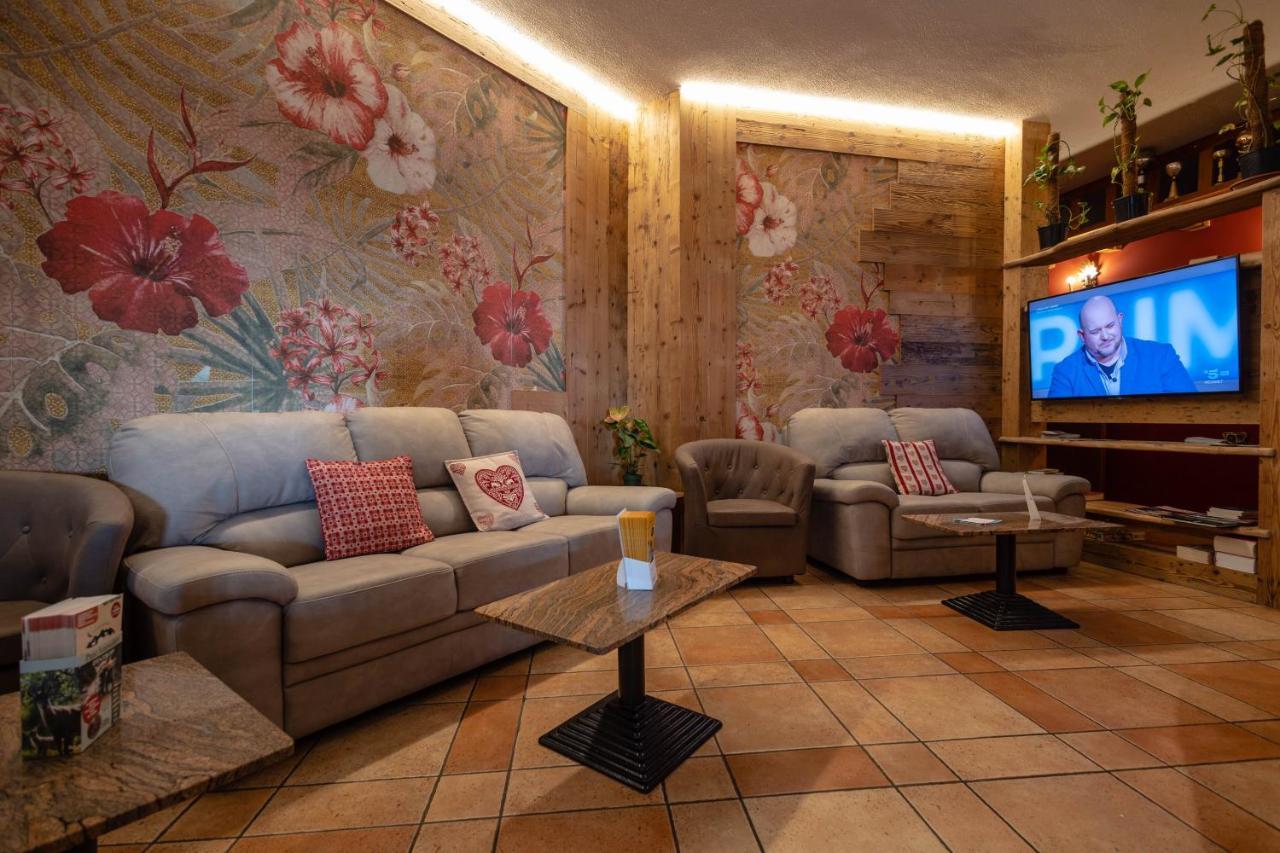 Hotel & Ristorante Serenella Бройл-Червиня Екстериор снимка