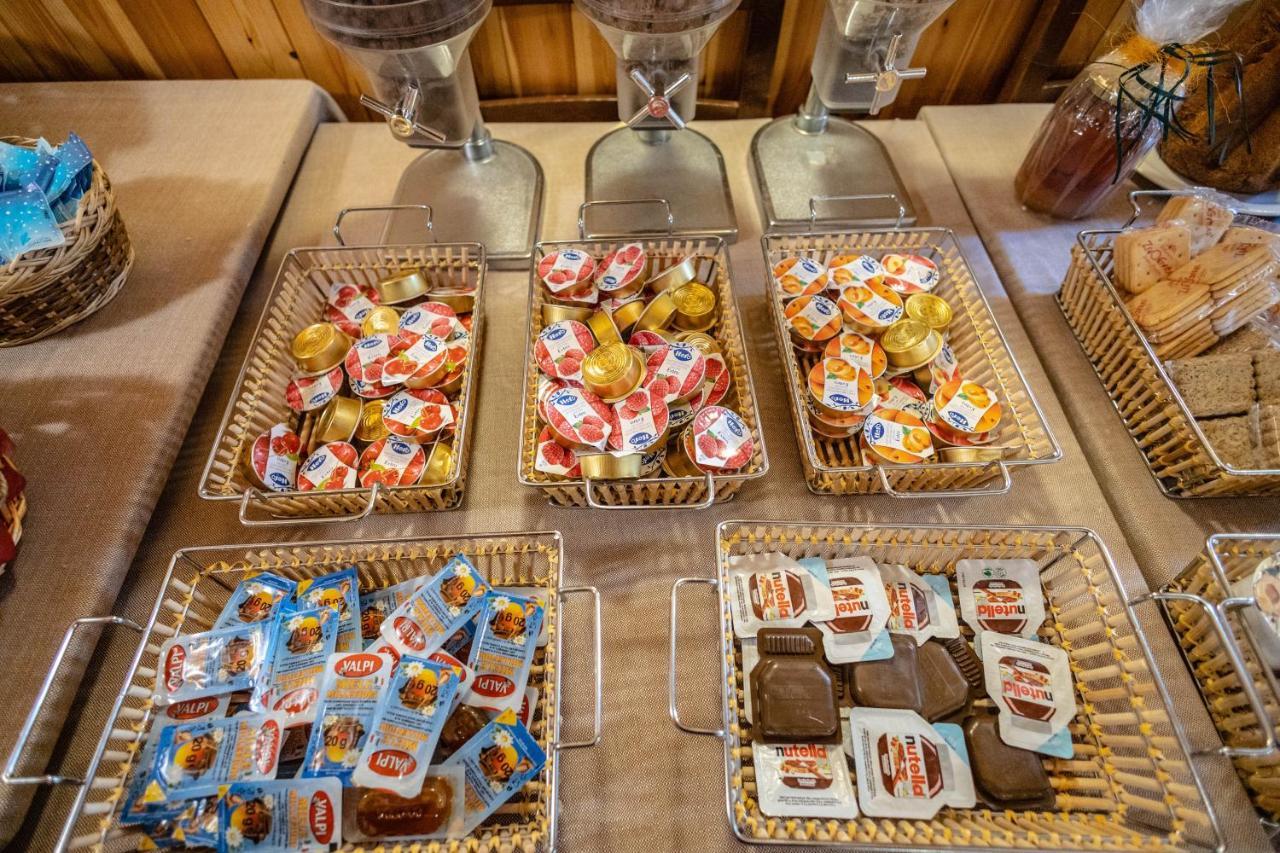 Hotel & Ristorante Serenella Бройл-Червиня Екстериор снимка