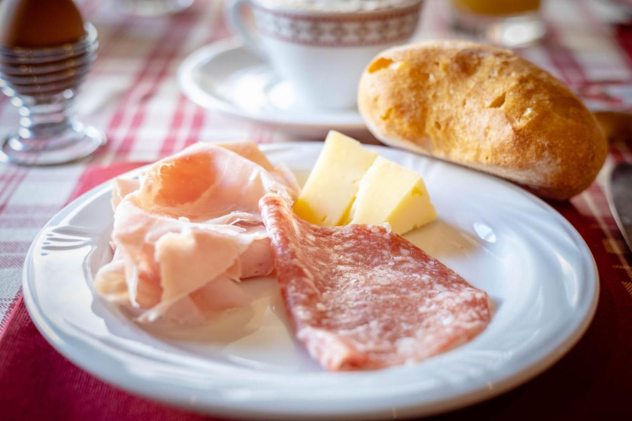 Hotel & Ristorante Serenella Бройл-Червиня Екстериор снимка