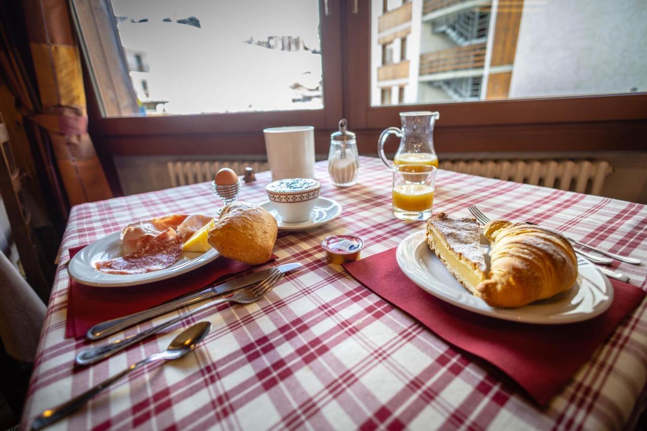 Hotel & Ristorante Serenella Бройл-Червиня Екстериор снимка