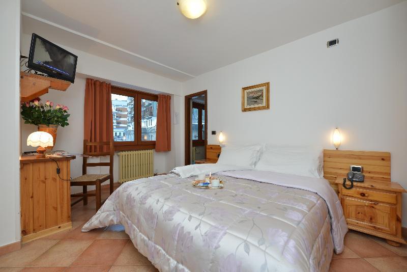 Hotel & Ristorante Serenella Бройл-Червиня Екстериор снимка